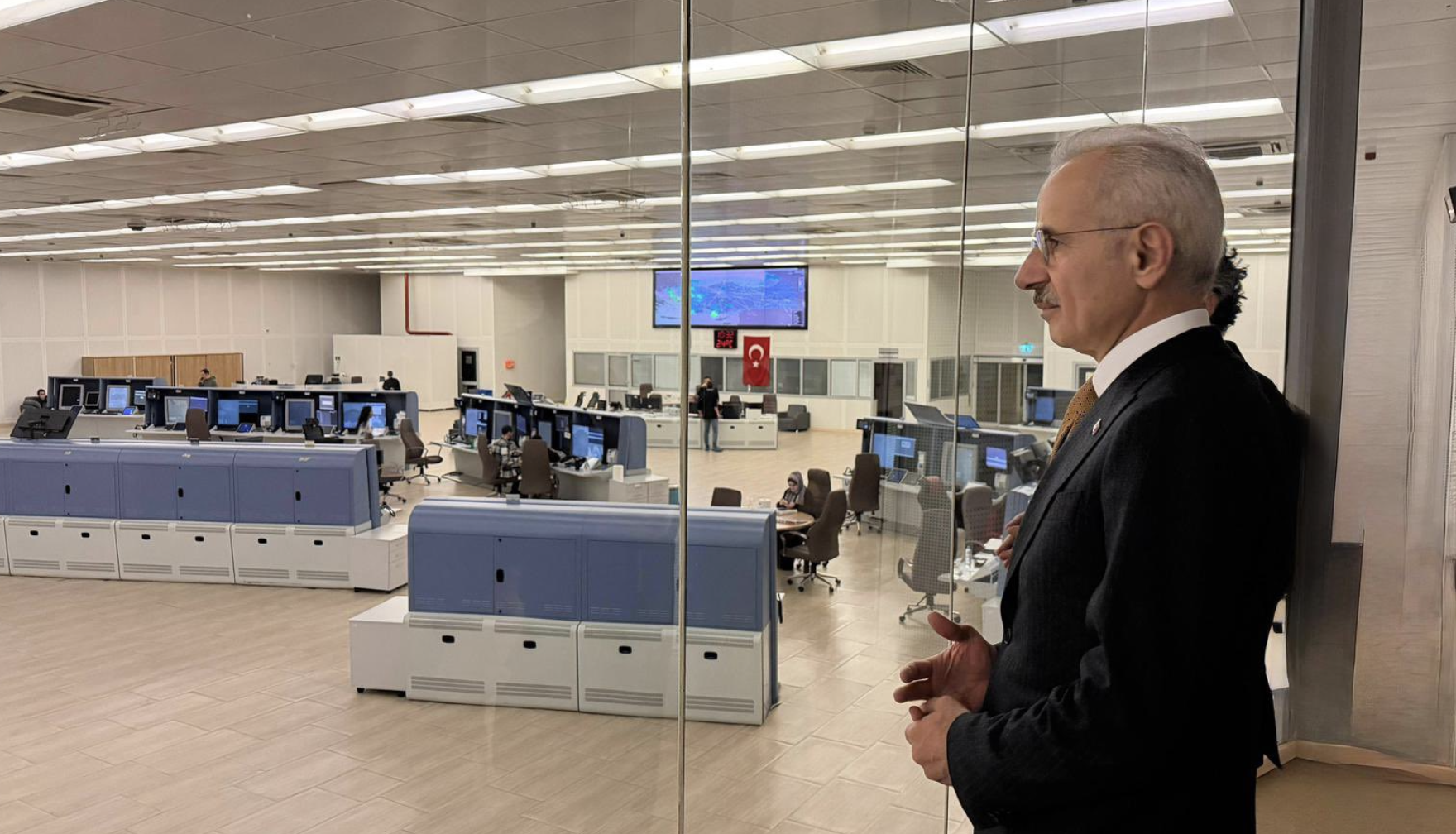 Bakan Uraloğlu hava trafik kontrol merkezini ziyaret etti