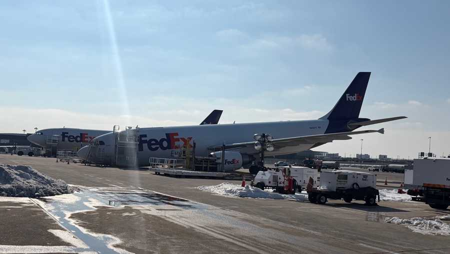 FedEx uçağının ön iniş takımı çöktü!