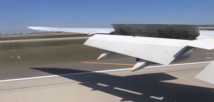 Lufthansa 747-8 Chicago'da Sert İniş Yaptı: Yaralı Yok