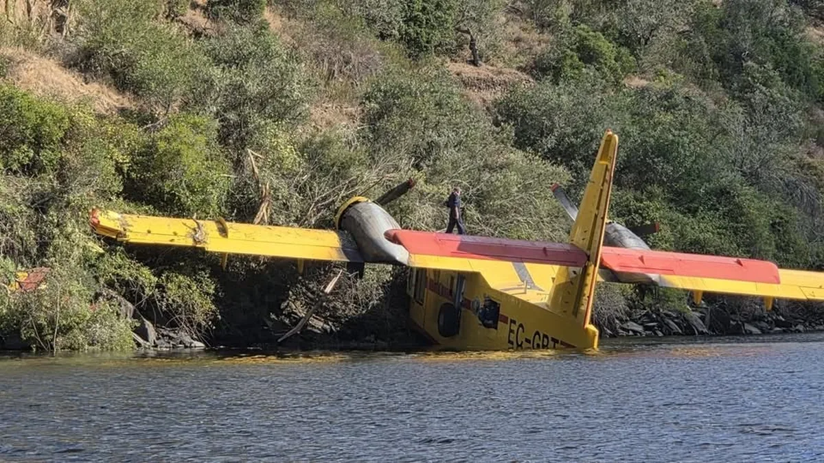 Portekiz'de Yangın Söndürme Uçağı Tagus Nehri'nde Arızalandı