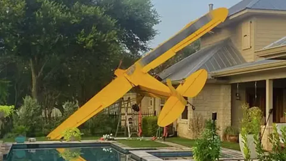Texas'ta Tek Motorlu Uçak Eve Düştü: Pilot Hafif Yaralı Kurtuldu
