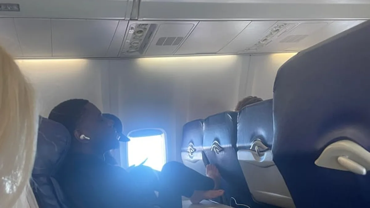Southwest Uçağında Tepsi Masasına Çıplak Ayak Skandalı
