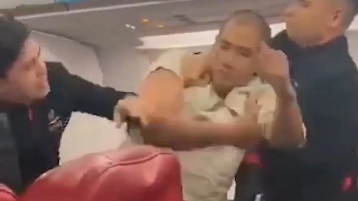 AirAsia Uçuşunda Panik: Taylandlı Teğmen Acil Çıkış Kapısını Açmaya Çalıştı