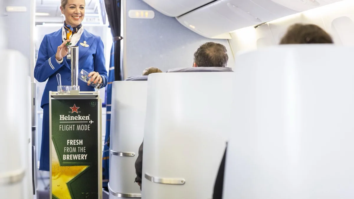 KLM Avrupa Uçuşlarında Ekonomi Sınıfı Ücretsiz Alkollü İkramı Kaldırıyor