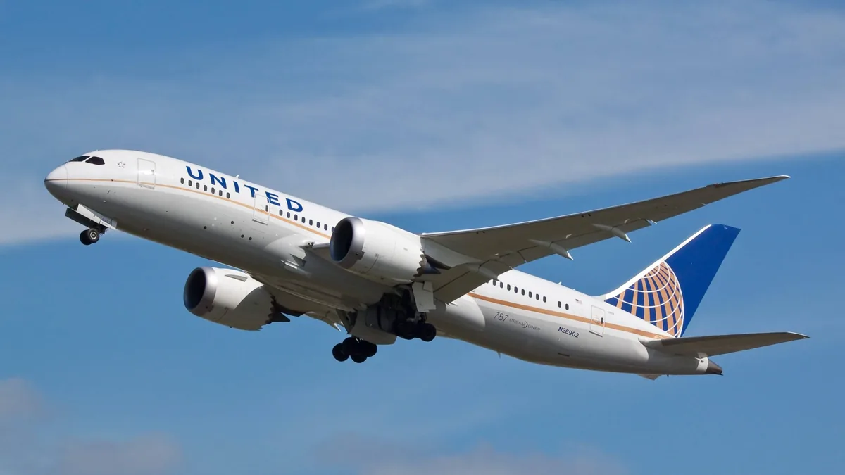 United 787 Münih Seferinde Kokpit Camı Çatladı: Boston'a İniş