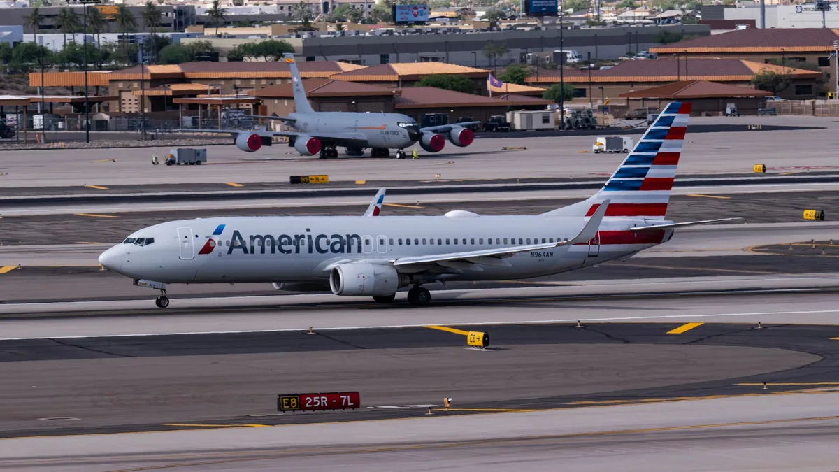 Phoenix'te İki American Airlines 737 Aynı Çağrı İşaretiyle Uçtu: FAA İnceleme Başlattı