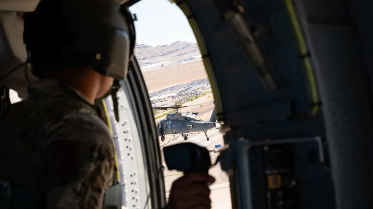 USAF Jolly Green II'ler, Zorunlu İniş Yapan Donanma Helikopterindeki 5 Personeli Kurtardı
