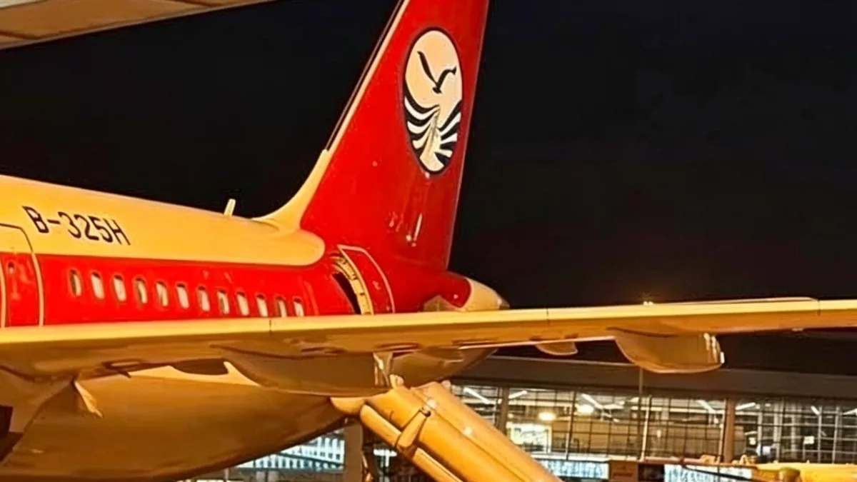 Sichuan Airlines A321neo'da Yerde Acil Çıkış Kaydırağı Açıldı