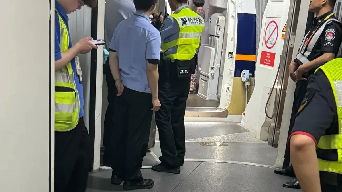 Singapur Havayolları Uçuşunda Sigara İçen Yolcuya Gözaltı