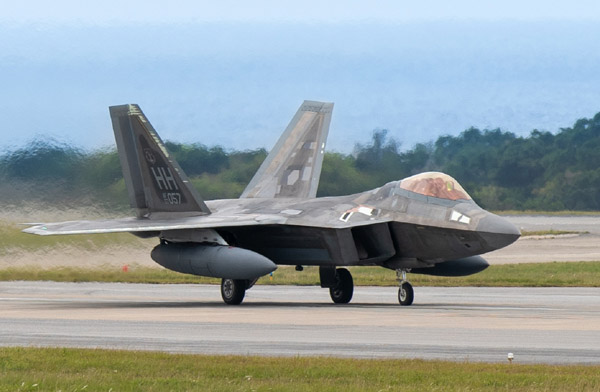 F-22 Raptor Kadena'da Acil İniş Yaptı: Pist Kısa Süre Kapandı