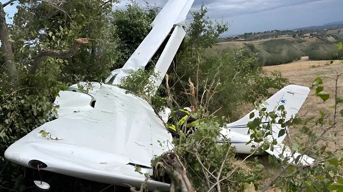 San Marino'da Eğitim Uçağı Pistten Çıktı: İki Pilot Yara Almadan Kurtuldu