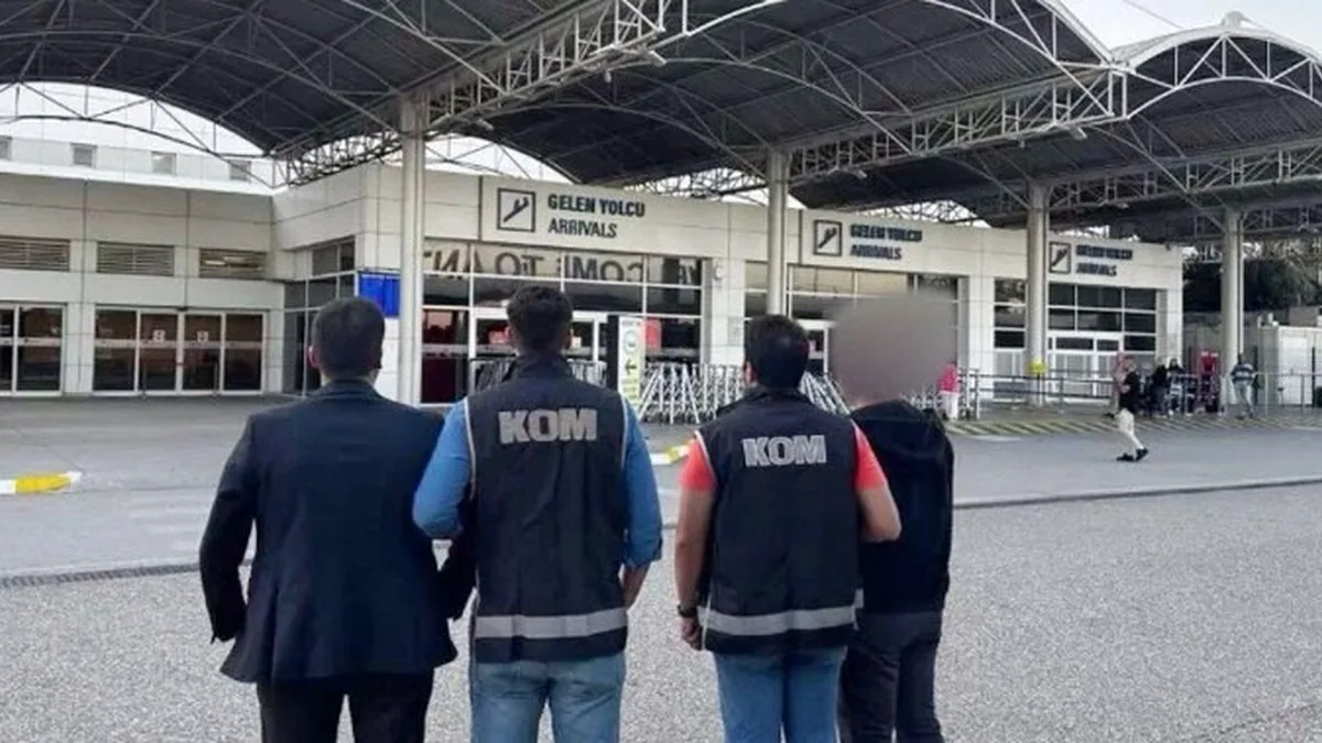 Antalya Havalimanı'nda Valizlerde Yaklaşık 19 Kilo Uyuşturucu Yakalandı