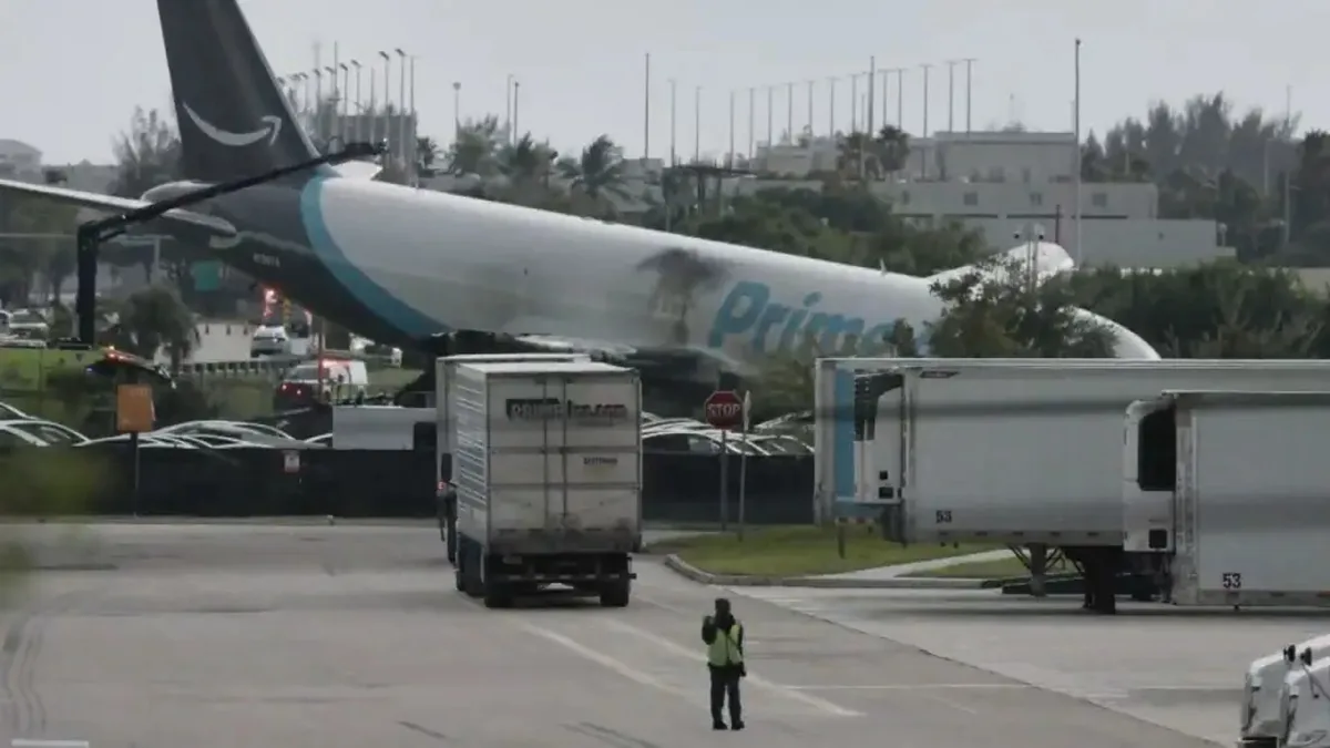Miami'de Pistten Çıkan Boeing 767 Kargo Uçağının Enkazı Kaldırılıyor