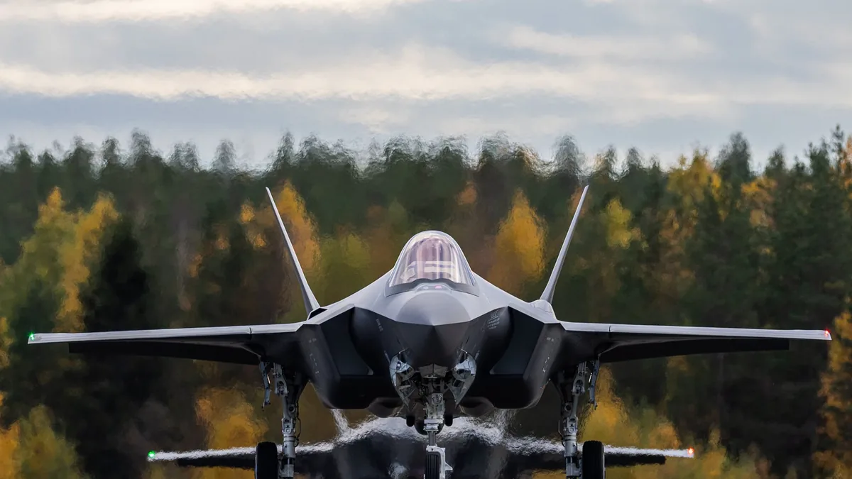 Finlandiya'nın İlk F-35 Teslimatında Bir Jet Azorlar'da Kaldı