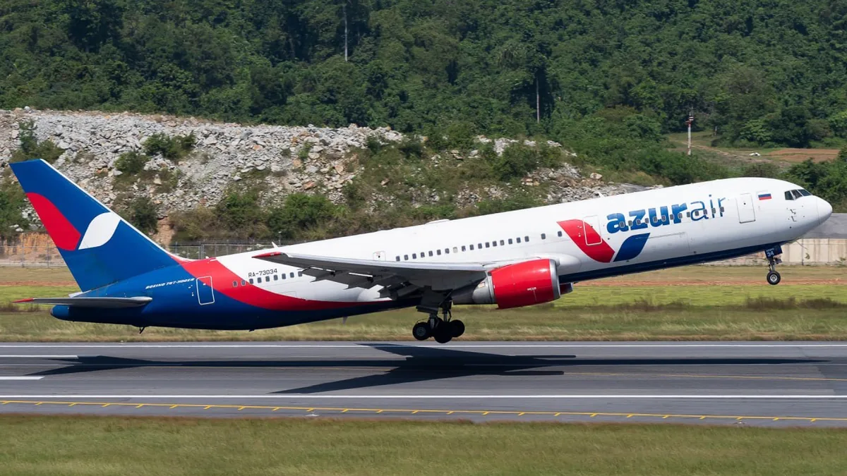 AZUR air Uçuşunda İki Yolcu Rahatsızlandı: Doktor ve Kabin Ekibi Müdahale Etti