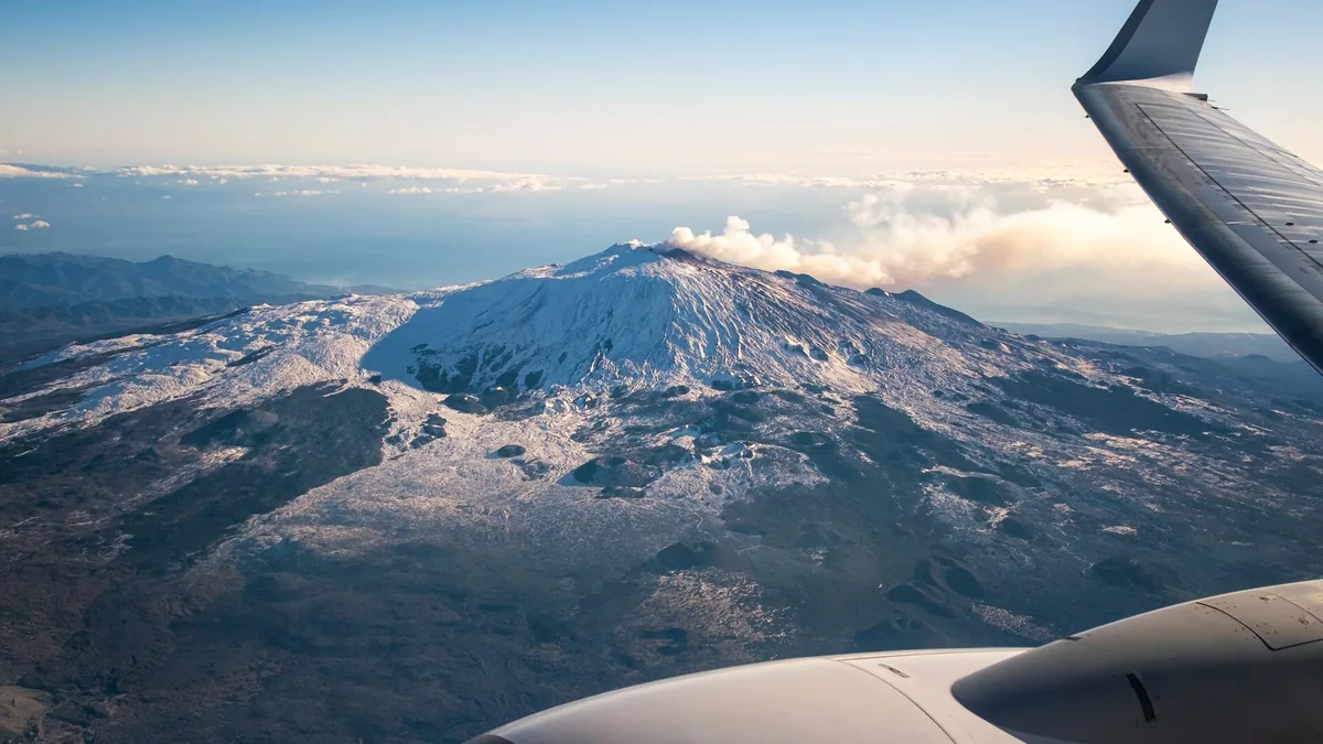 Etna Yanardağı Faaliyeti Catania Havalimanı Uçuşlarını Durdurdu