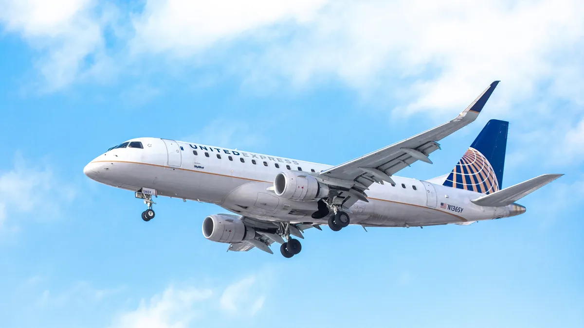 United Express E175 Kokpit Camı Kırıldı, Houston'a Acil Dönüş
