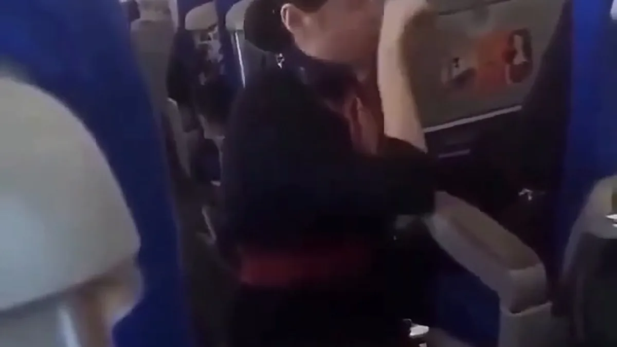 China Eastern, Kabin Ekibine Kaba Davranan Yolcuyu Men Etti