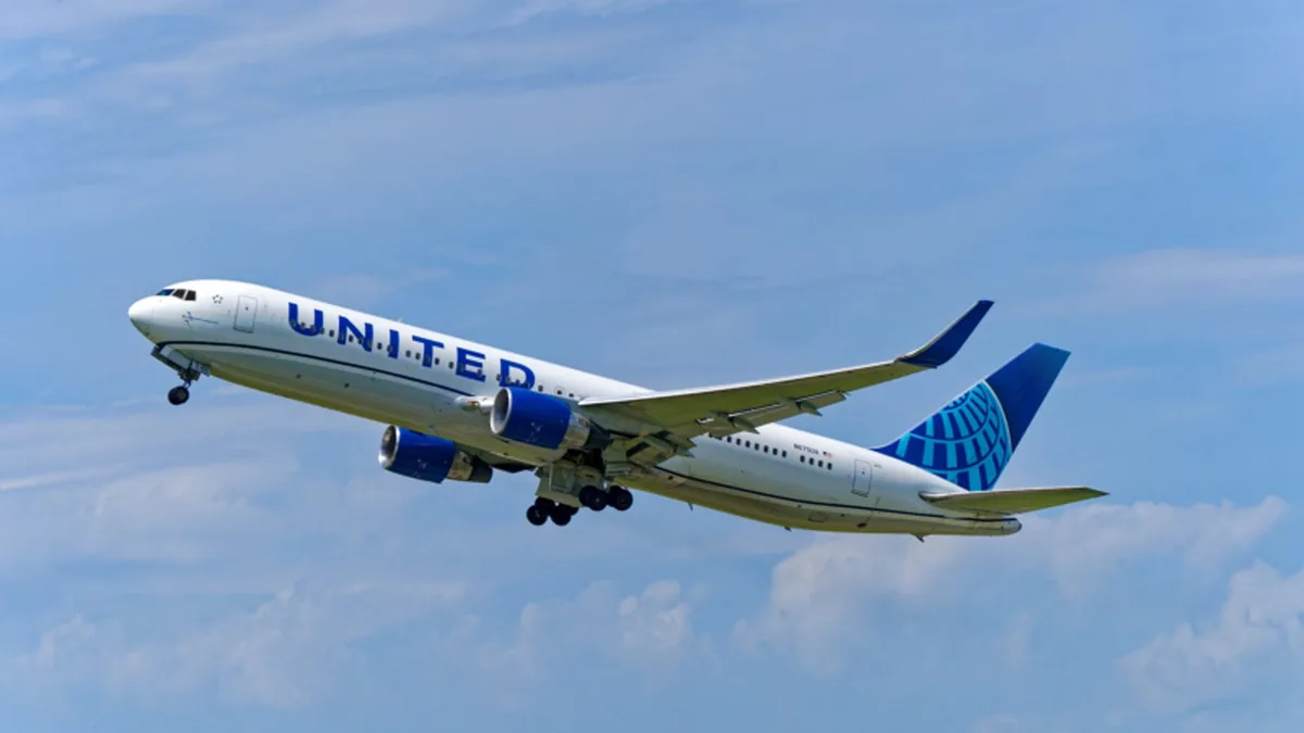 United, 7 Ekim Paylaşımları Nedeniyle Pilotunu Tekrar Görevden Aldı